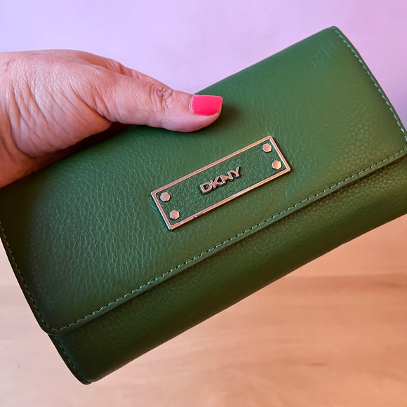 Brand New DKNY Donna Karen Green Leather Wallet - Picture 3 of 14